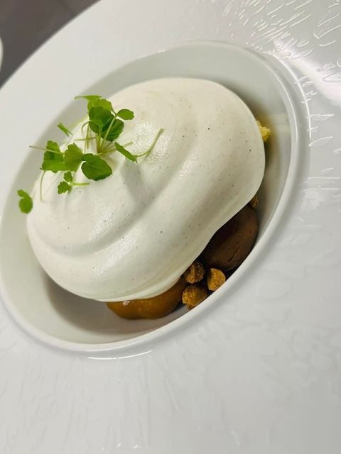 Dôme de crème vanillée sur caramel et chocolat, éclats de noisettes caramélisées
