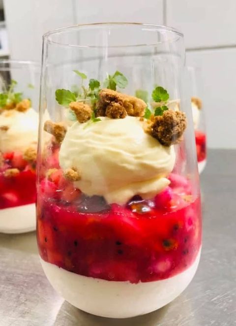 Verrine de fraises et framboises, chantilly et crumble doré