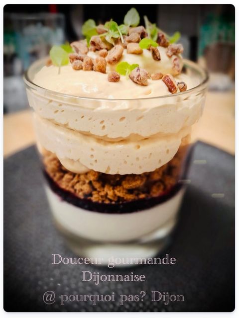 Verrine coiffée de chantilly et de crumble aux éclats de noisette