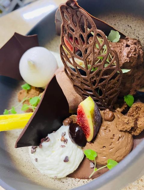 Dessert tout chocolat : mousses, feuille en chocolat dentelle, meringue et quartier de figue fraîche