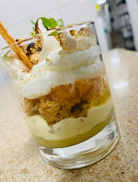 Verrine gourmande : crème aux agrumes, crumble, granité et meringue passée au chalumeau
