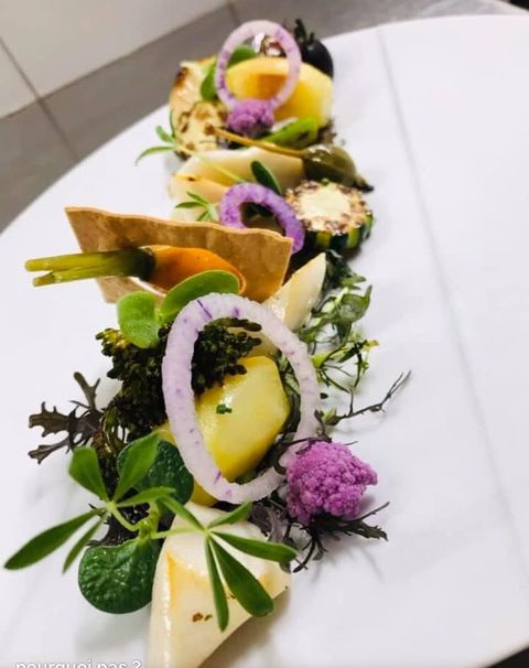 Entrée végétale composée : jeunes légumes, pickles d'oignon rouge et jeunes pousses