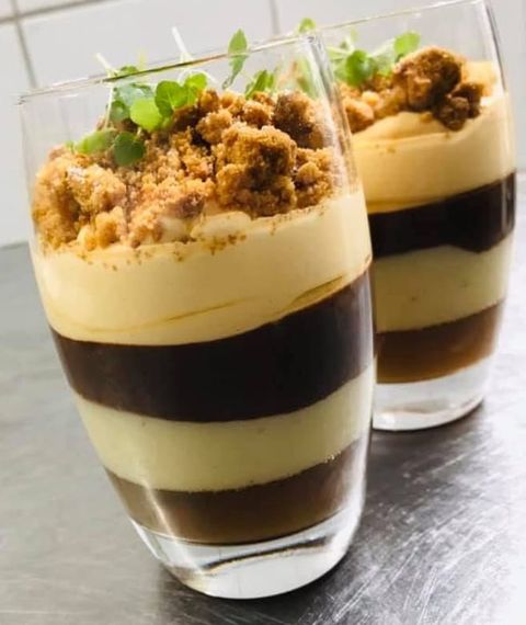 Deux verrines de tiramisu aux couches de café, crème et cacao