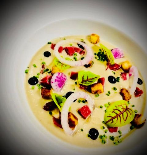 Velouté crémeux garni de croûtons dorés, radis, ciboulette et perles de balsamique