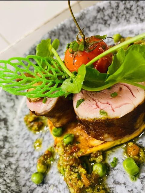 Médaillons de filet mignon rosés sur galette dorée, petits pois, pesto et tomate cerise rôtie