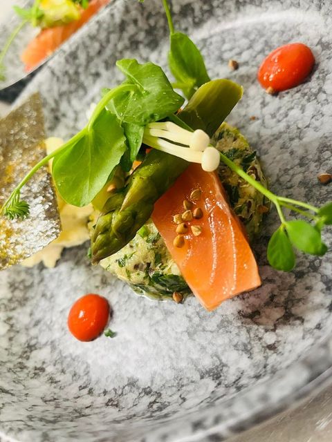 Gravlax de poisson sur tartare aux herbes, asperges vertes, champignons enoki et graines de sarrasin